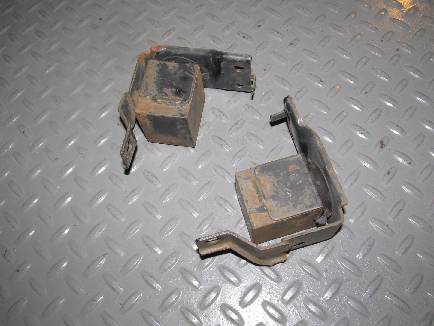 97 98 99 00 01 Toyota Camry Front Bumper Reinforcement Bracket Balance Weight Block