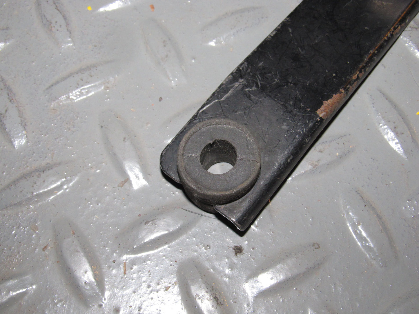 97 98 99 00 01 Toyota Camry Charcoal Canister Mounting Holder Bracket