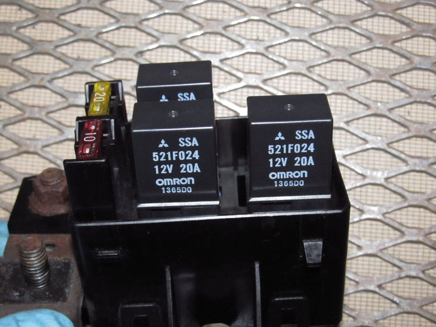 94 95 96 97 Mitsubishi 3000GT OEM A/C Clutch & Fan Fuse Box