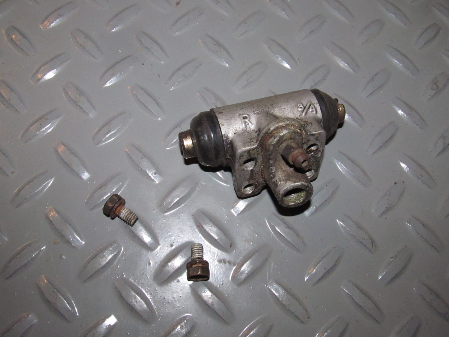 88 89 Honda CRX Rear Wheel Drum Brake Cylinder - Right