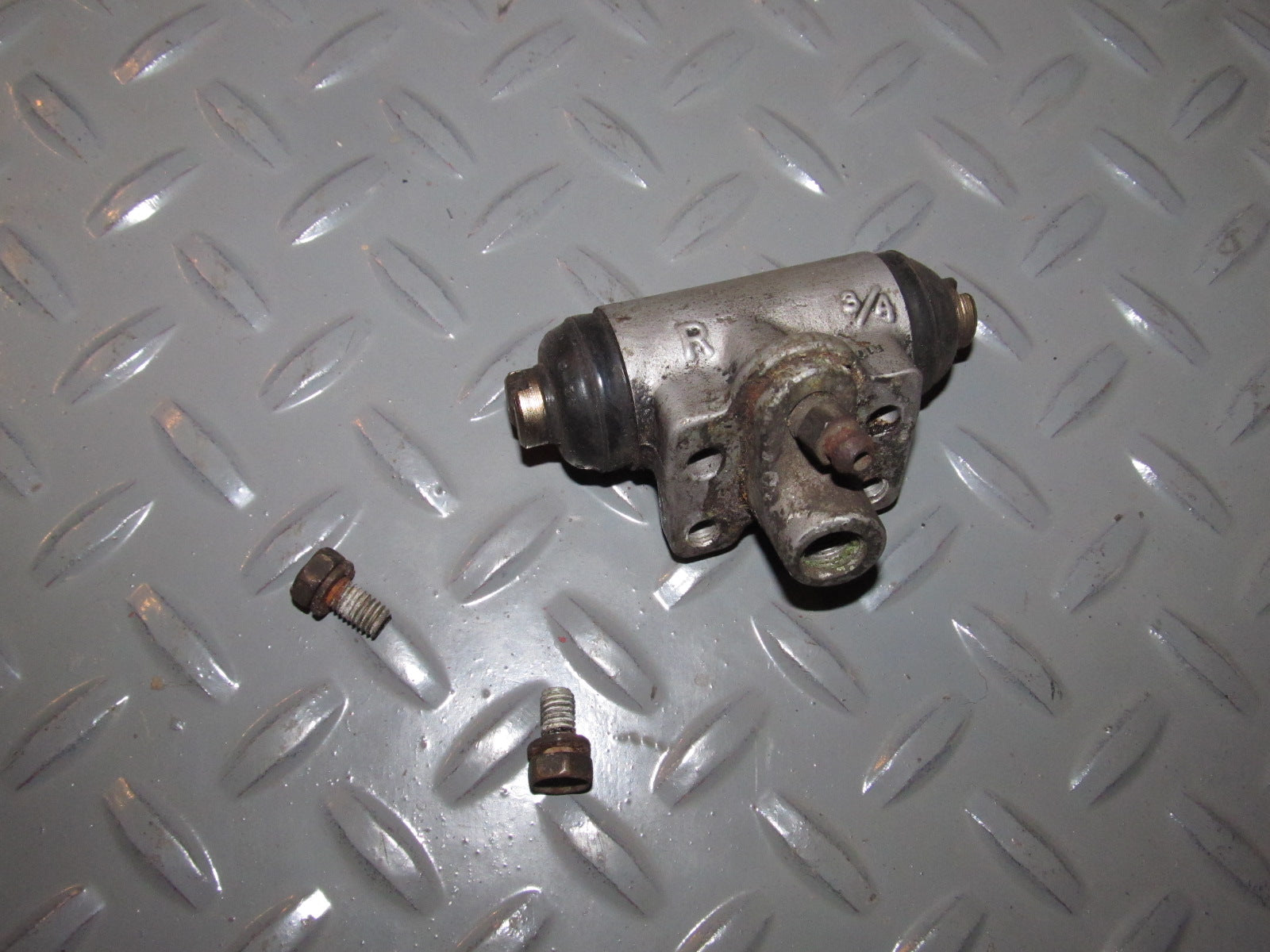 88 89 Honda CRX Rear Wheel Drum Brake Cylinder - Right