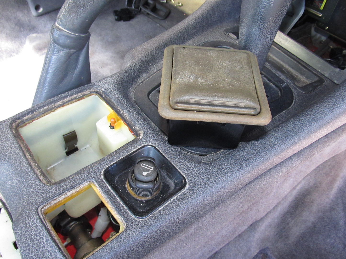 94 95 96 97 Mitsubishi 3000GT OEM Center Console Ash Tray