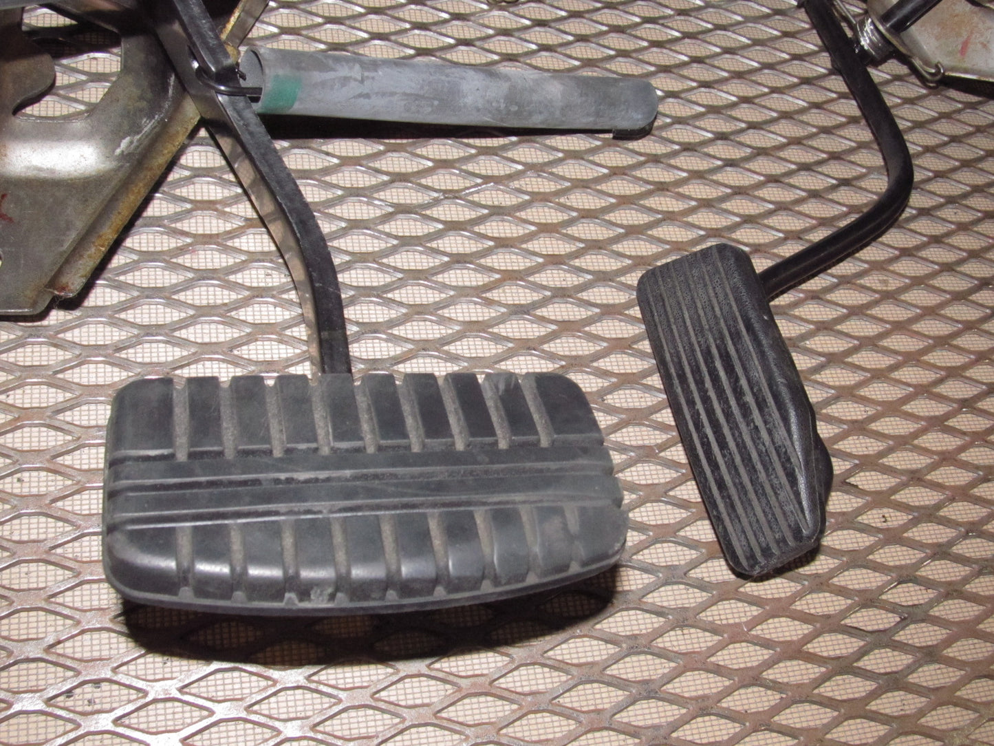 94 95 96 97 Mitsubishi 3000GT OEM Automatic Transmission Pedal Assembly