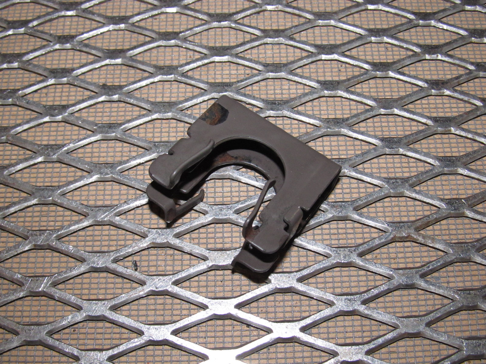 99-04 Ford Mustang 3.8L V6 OEM A/C Drier Fitting Lock Clip Retainer