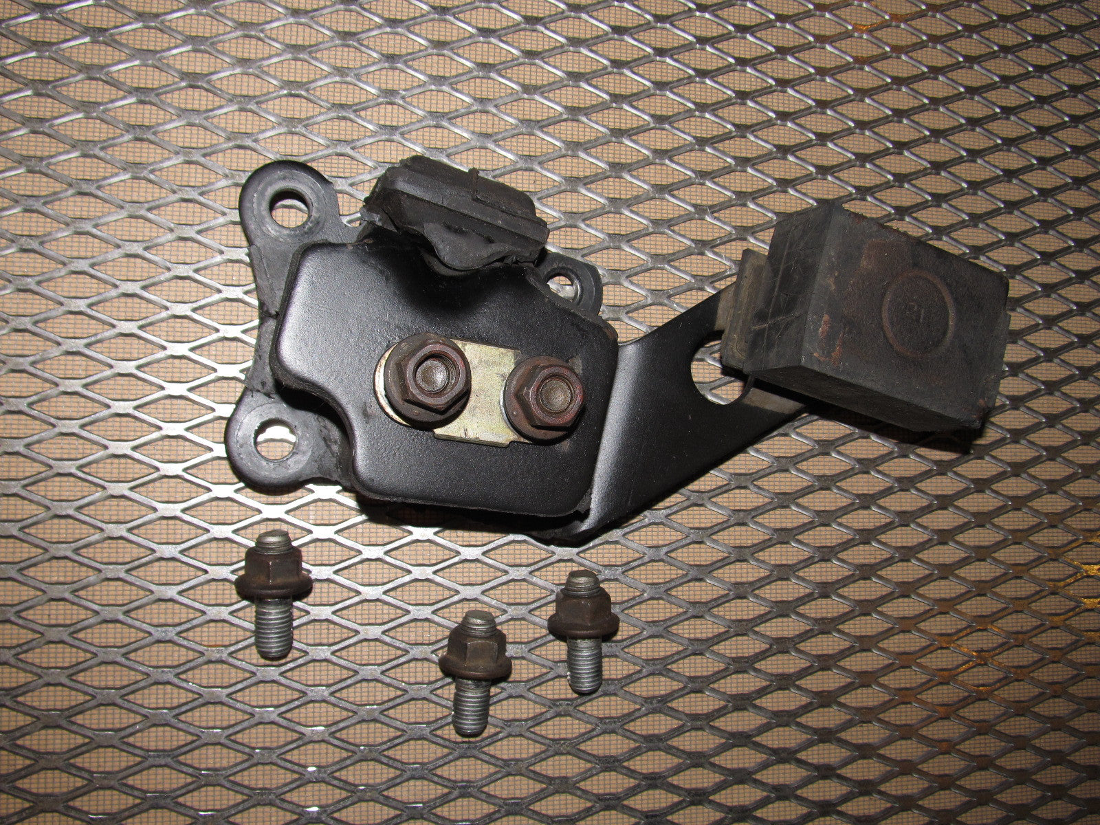 86 87 88 Mazda RX7 OEM Differential Mount – Autopartone