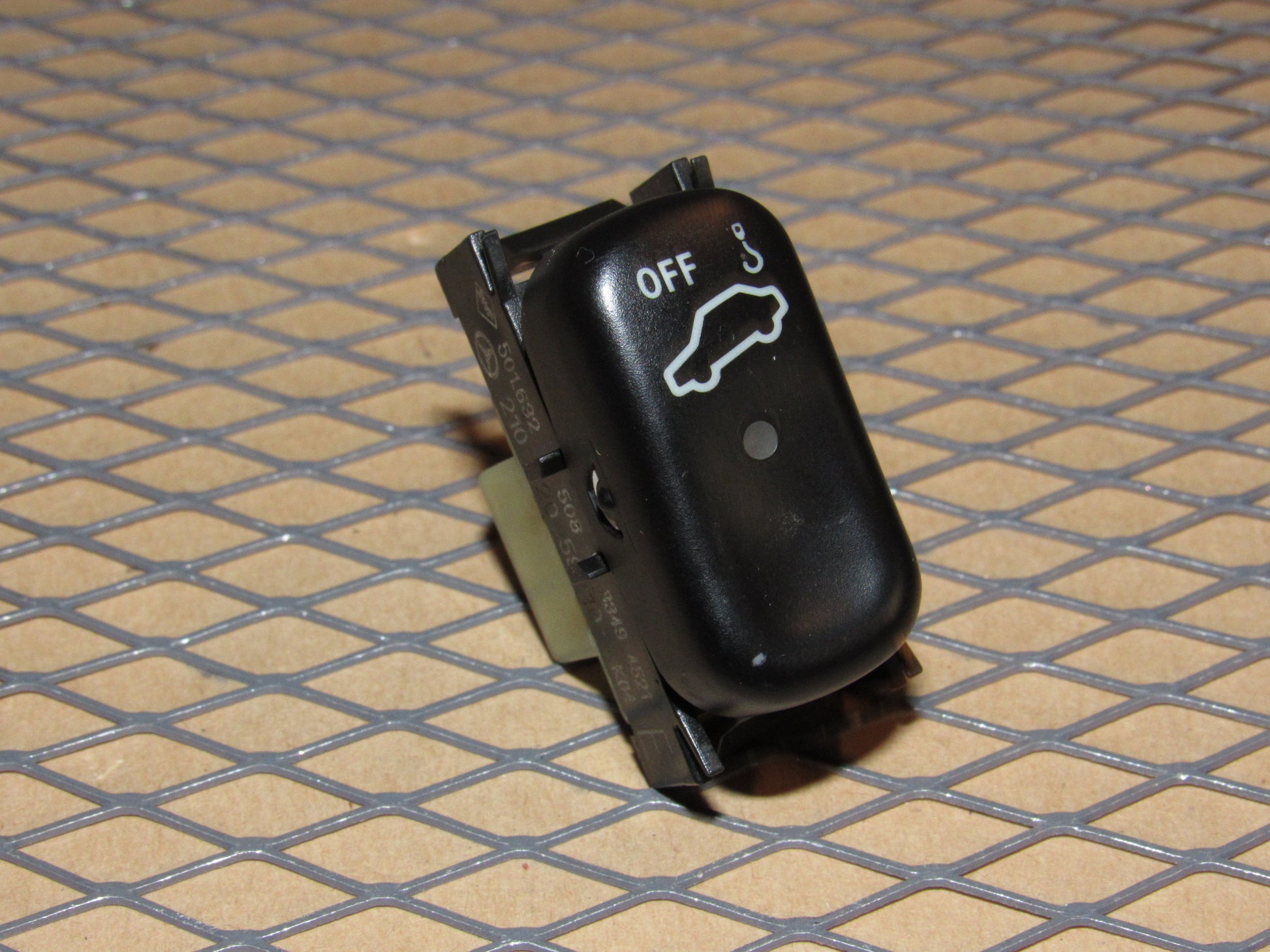 96 97 98 99 00 01 02 Mercedes E320 OEM Rear Wheel Release Tow Switch