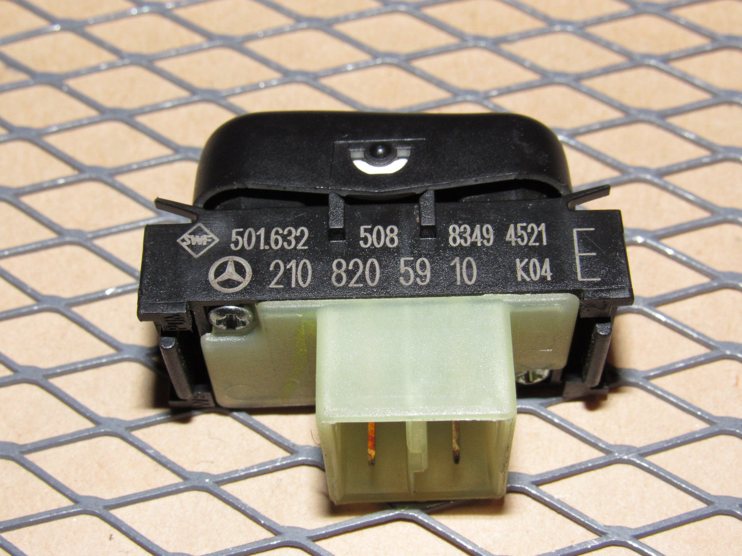 96 97 98 99 00 01 02 Mercedes E320 OEM Rear Wheel Release Tow Switch