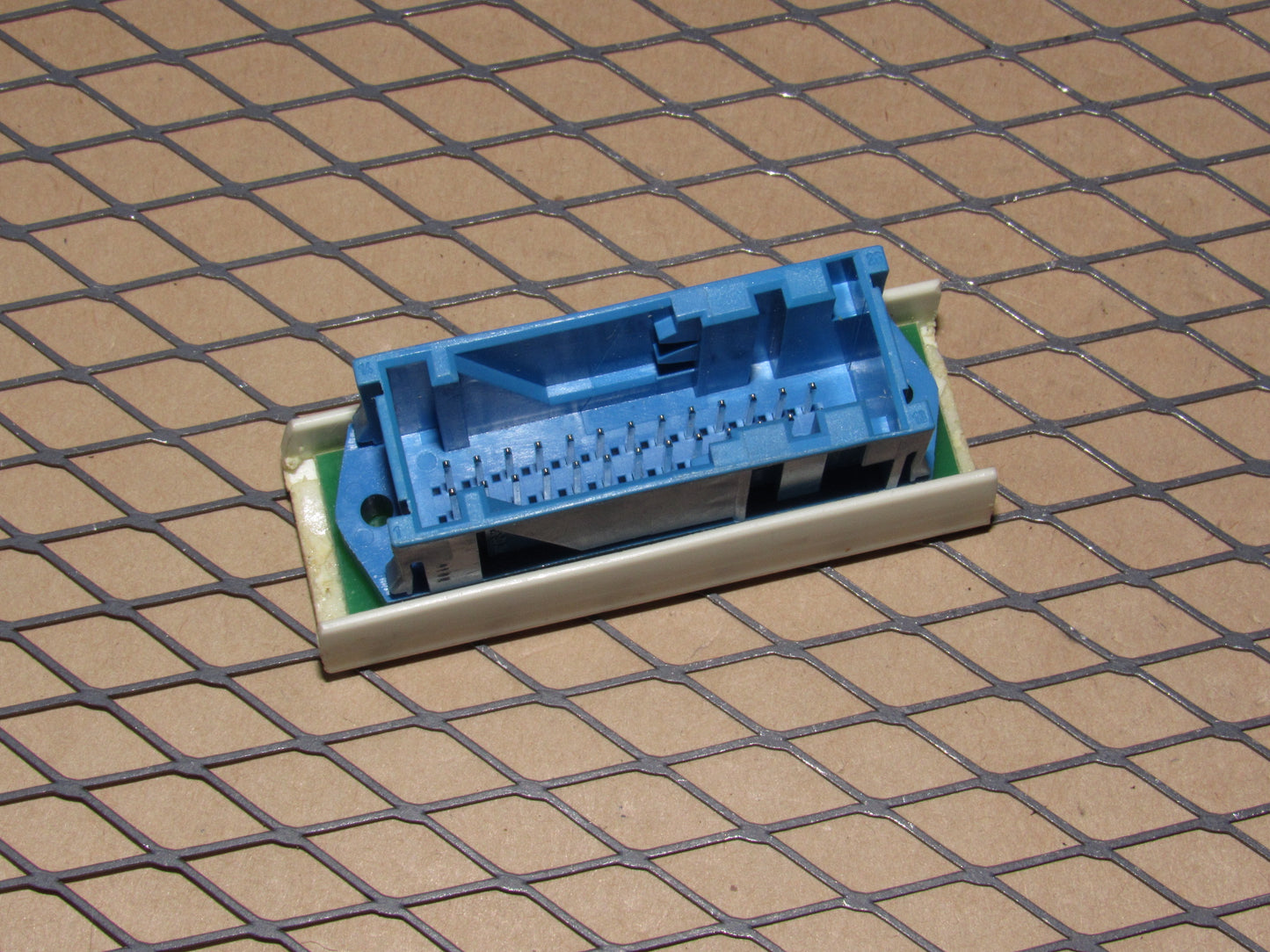 01 02 03 04 05 BMW 325i OEM Bluetooth Voice Amp Connector