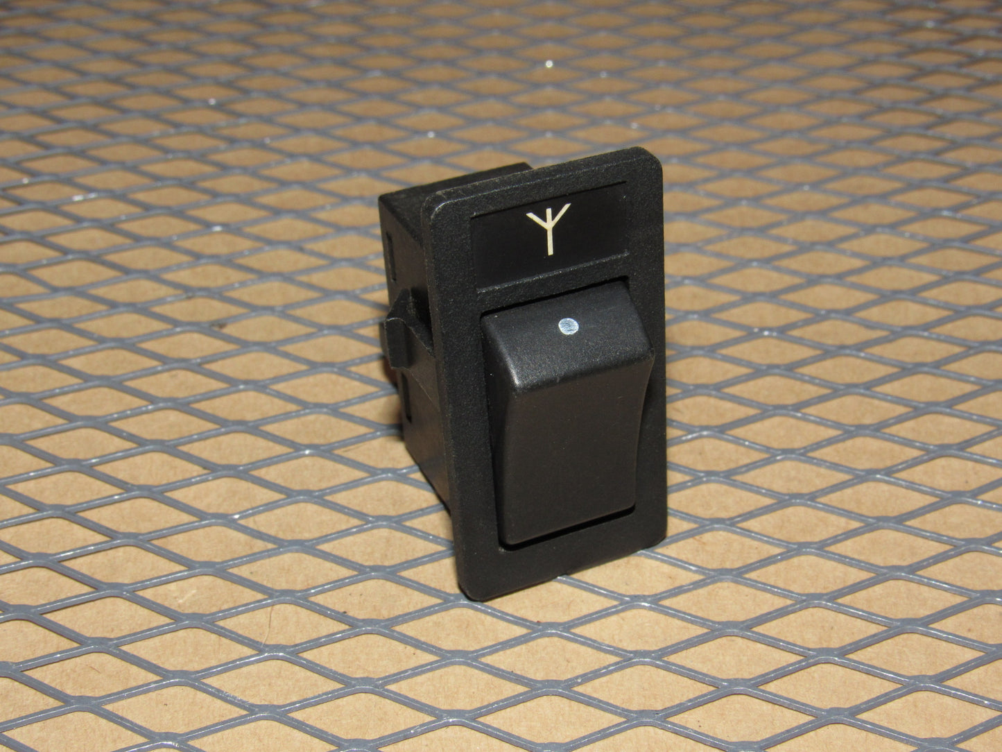 85 86 87 88 89 90 Volvo 740 OEM Power Antenna Switch