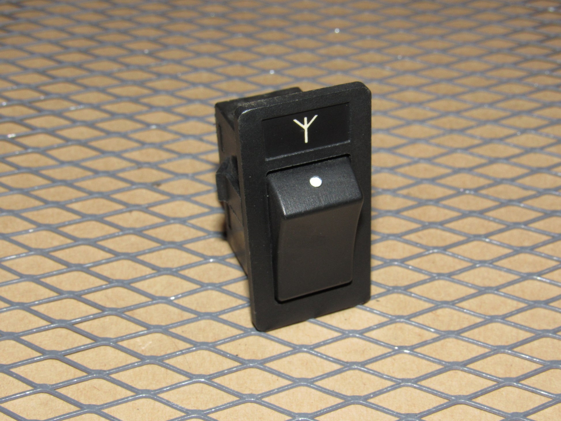 85 86 87 88 89 90 Volvo 740 OEM Power Antenna Switch