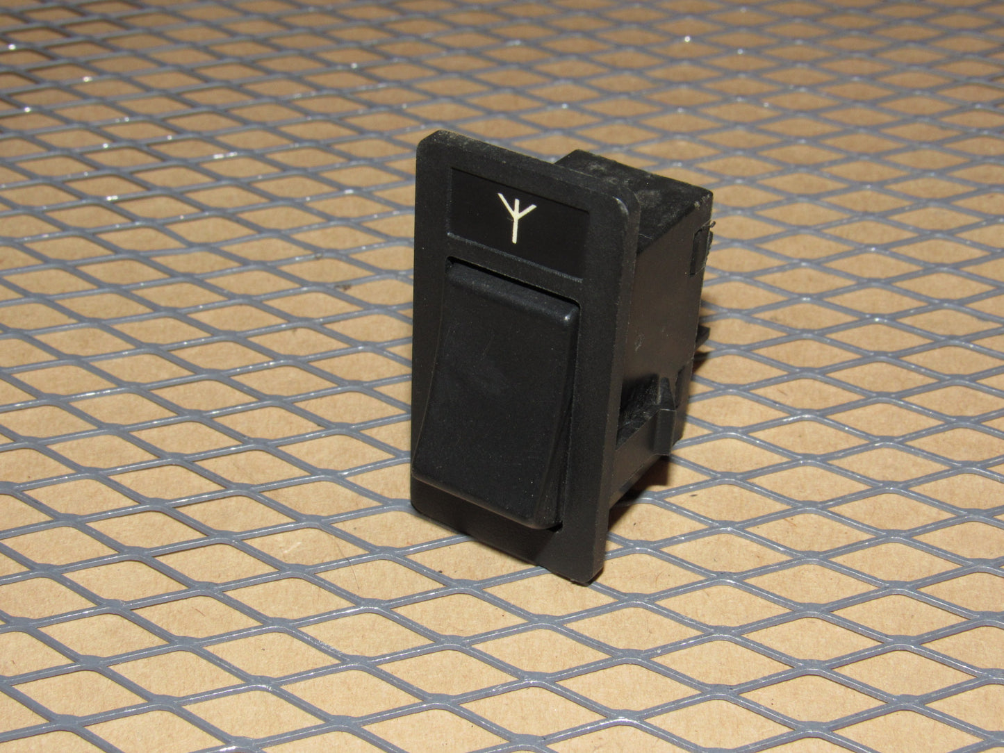 85 86 87 88 89 90 Volvo 740 OEM Power Antenna Switch