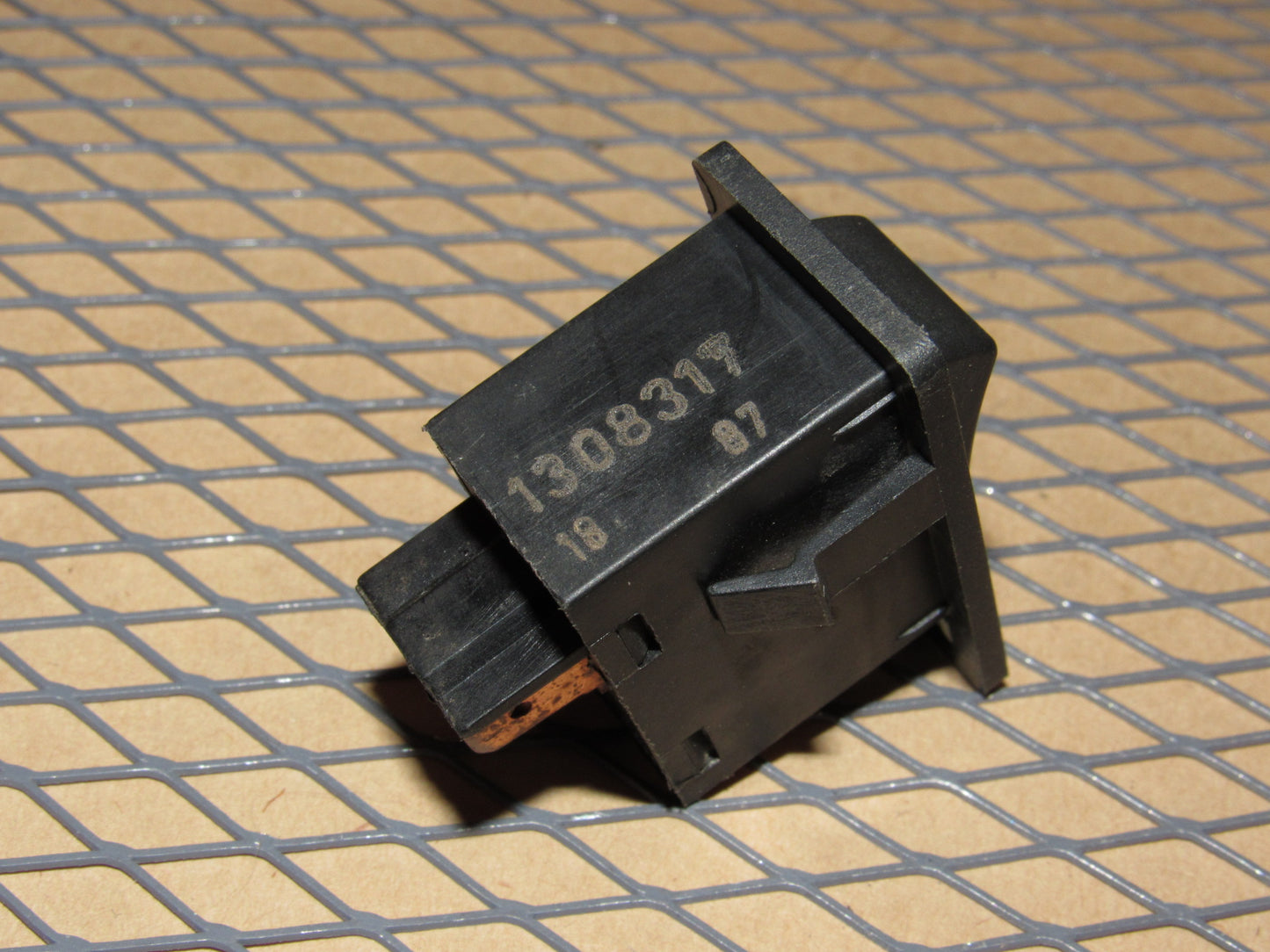 85 86 87 88 89 90 Volvo 740 OEM Power Antenna Switch