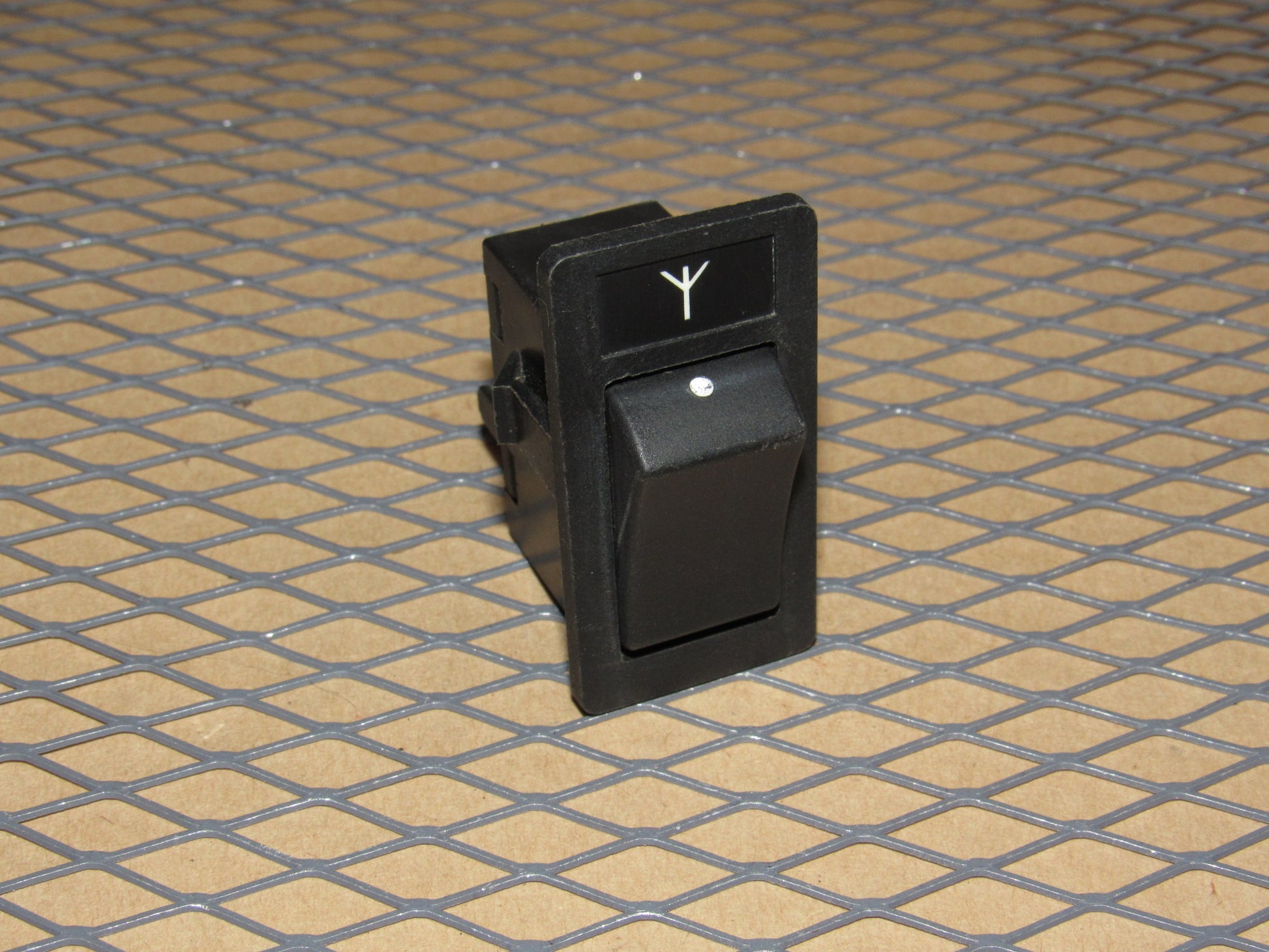 85 86 87 88 89 90 Volvo 740 OEM Power Antenna Switch