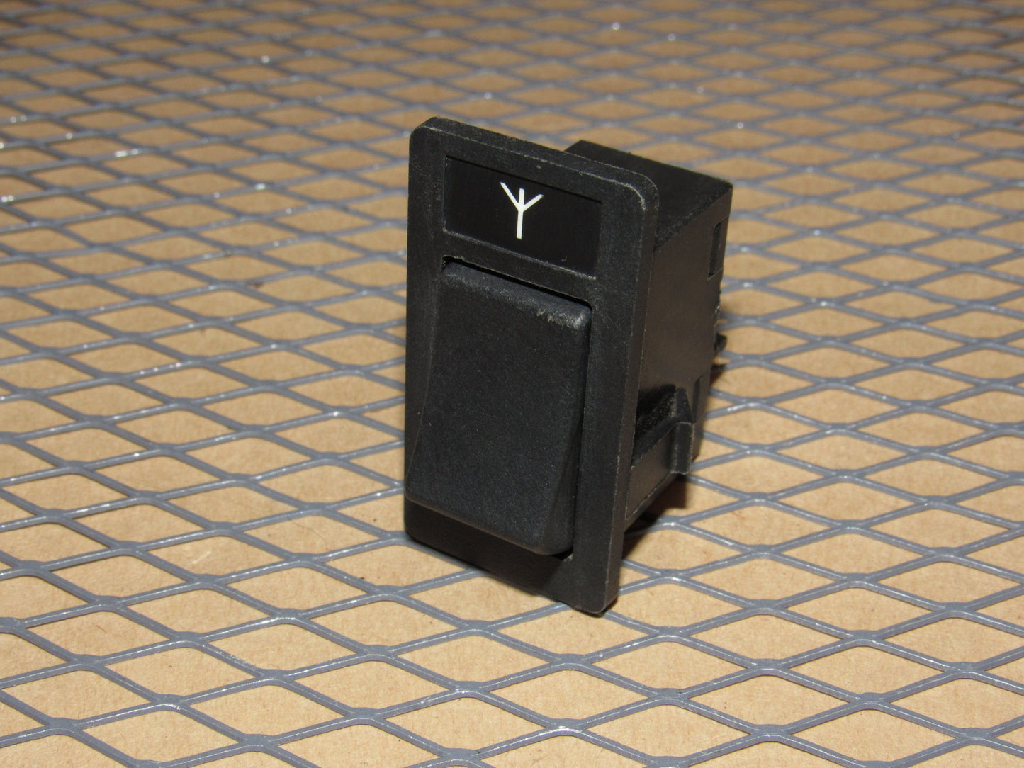 85 86 87 88 89 90 Volvo 740 OEM Power Antenna Switch