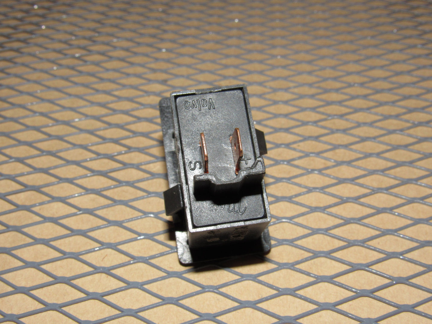 85 86 87 88 89 90 Volvo 740 OEM Power Antenna Switch