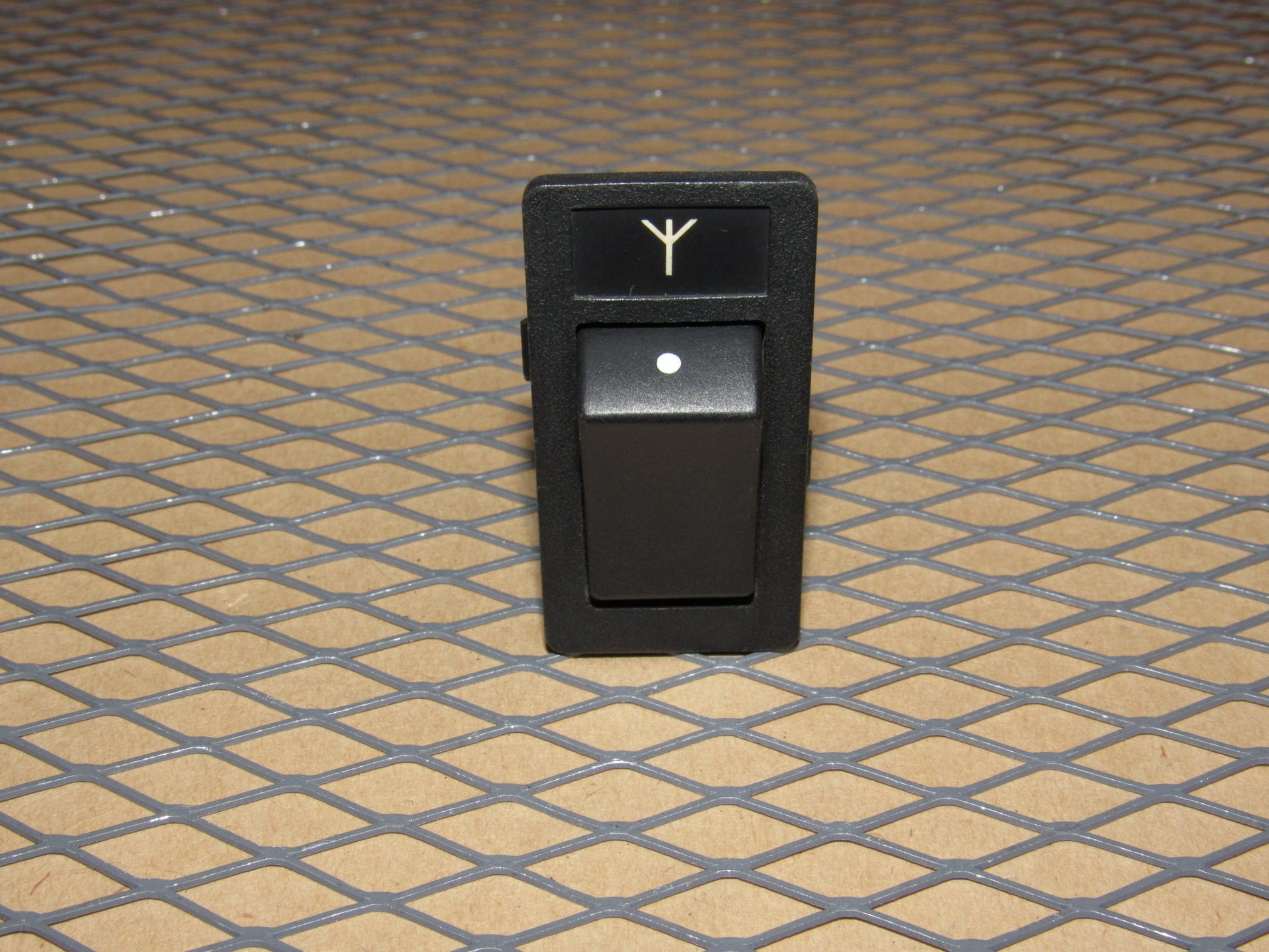 85 86 87 88 89 90 Volvo 740 OEM Power Antenna Switch