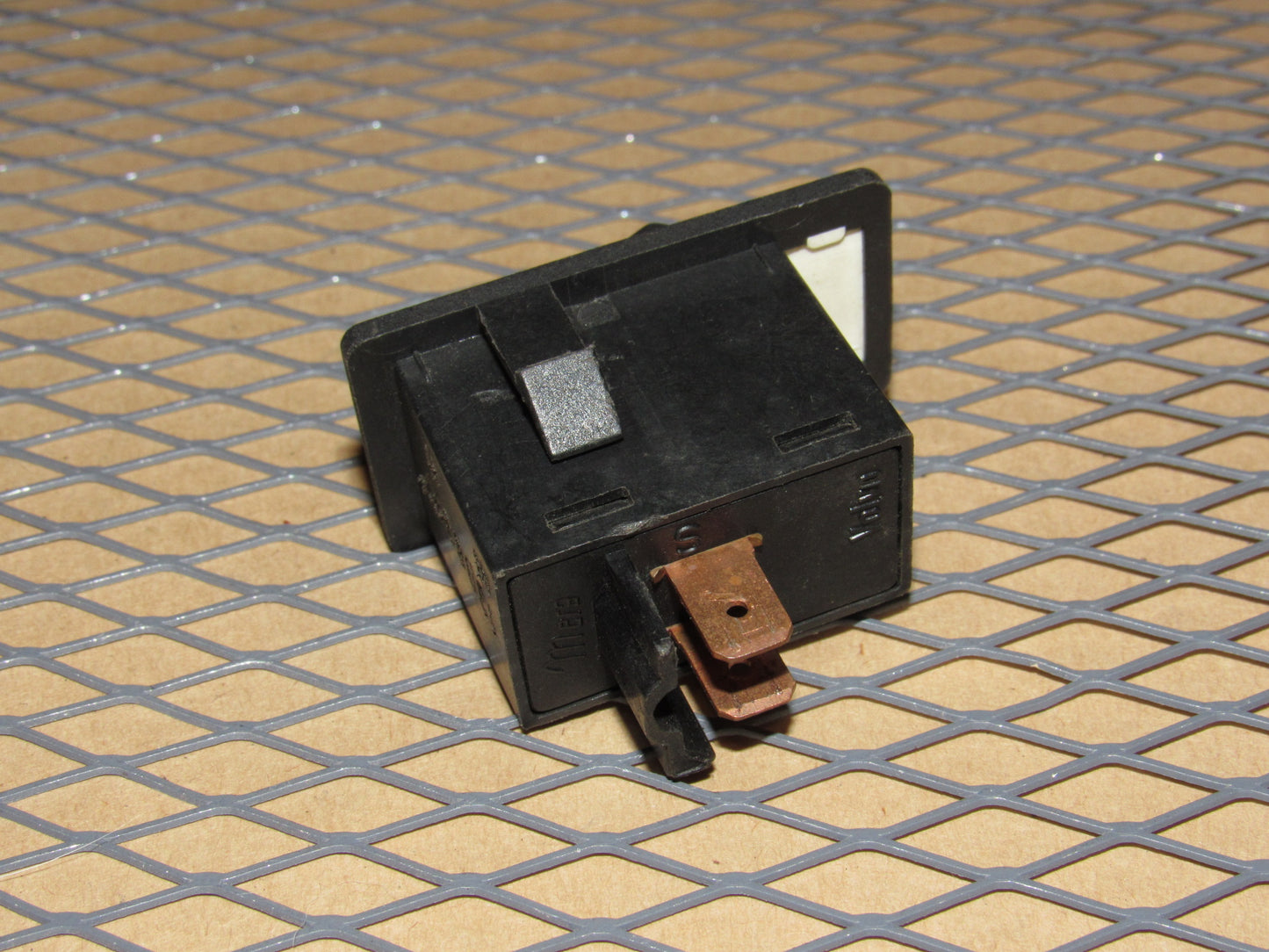 85 86 87 88 89 90 Volvo 740 OEM Power Antenna Switch