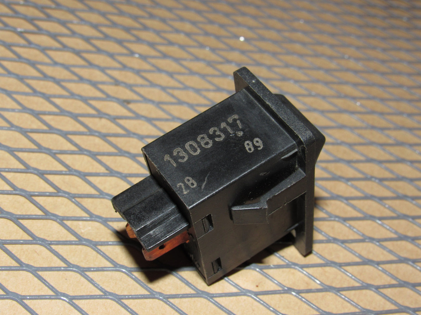 85 86 87 88 89 90 Volvo 740 OEM Power Antenna Switch