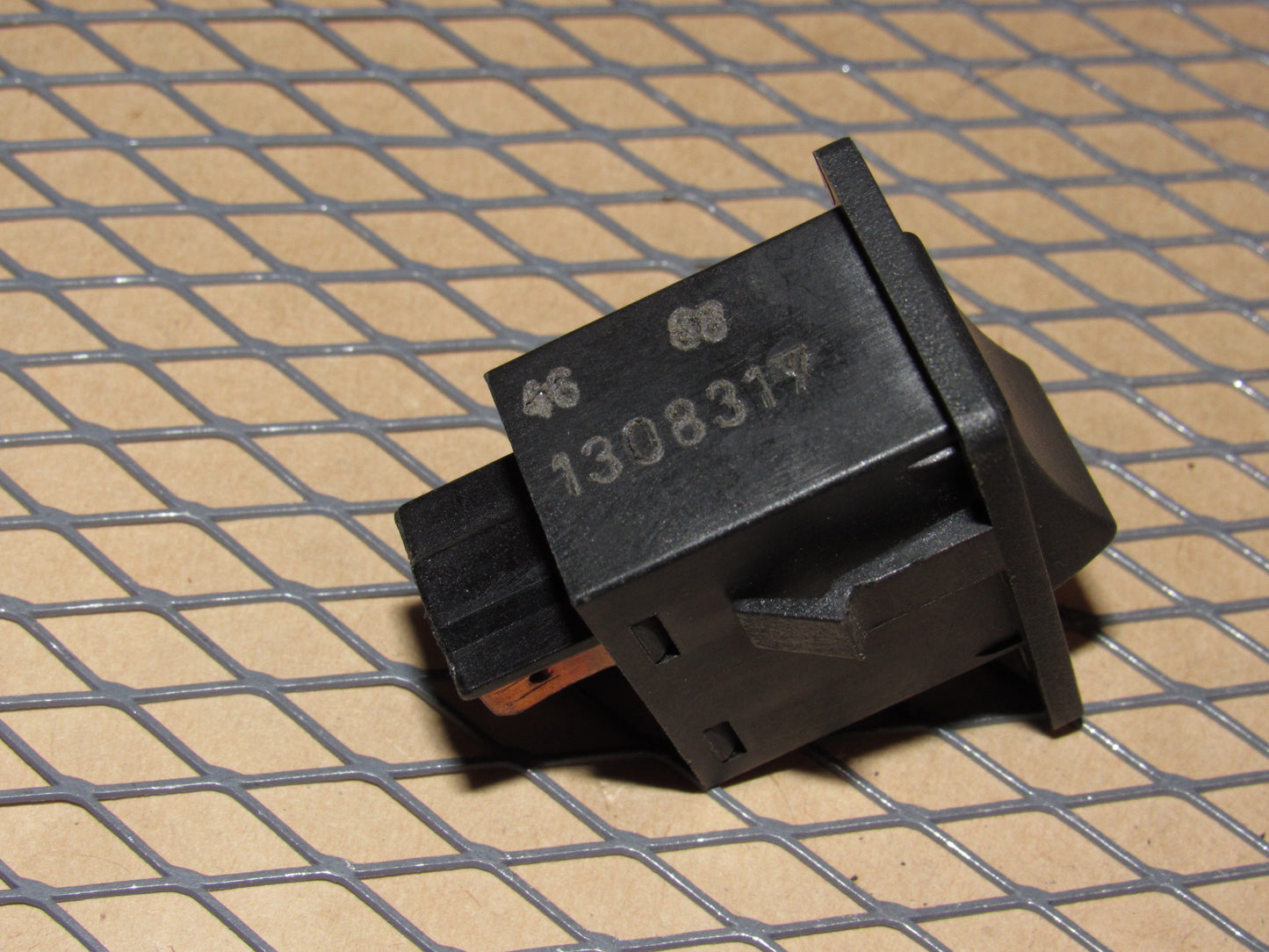 85 86 87 88 89 90 Volvo 740 OEM Power Antenna Switch