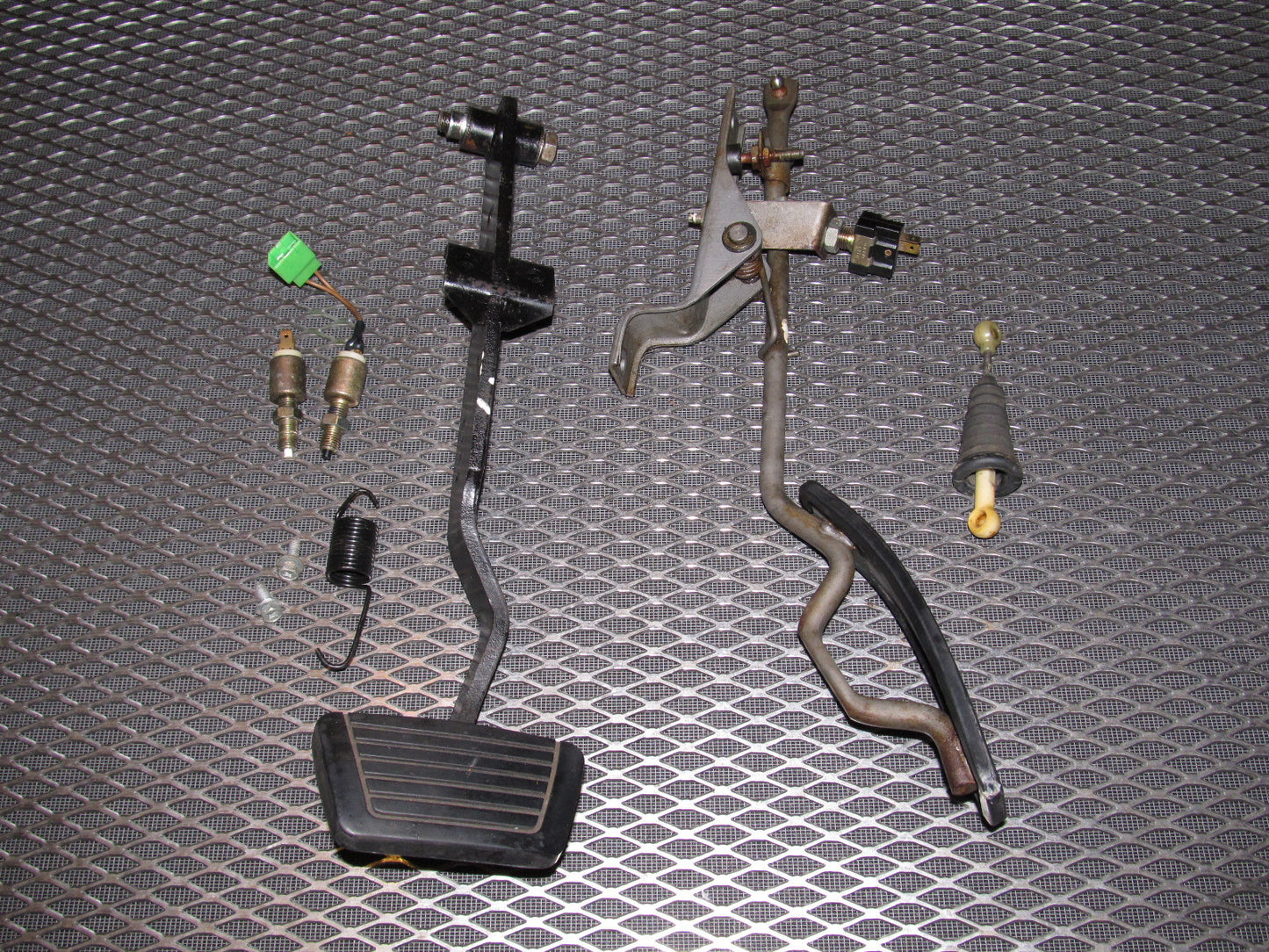 81 82 83 Datsun 280zx OEM A/T Brake & Gas Pedal Assembly