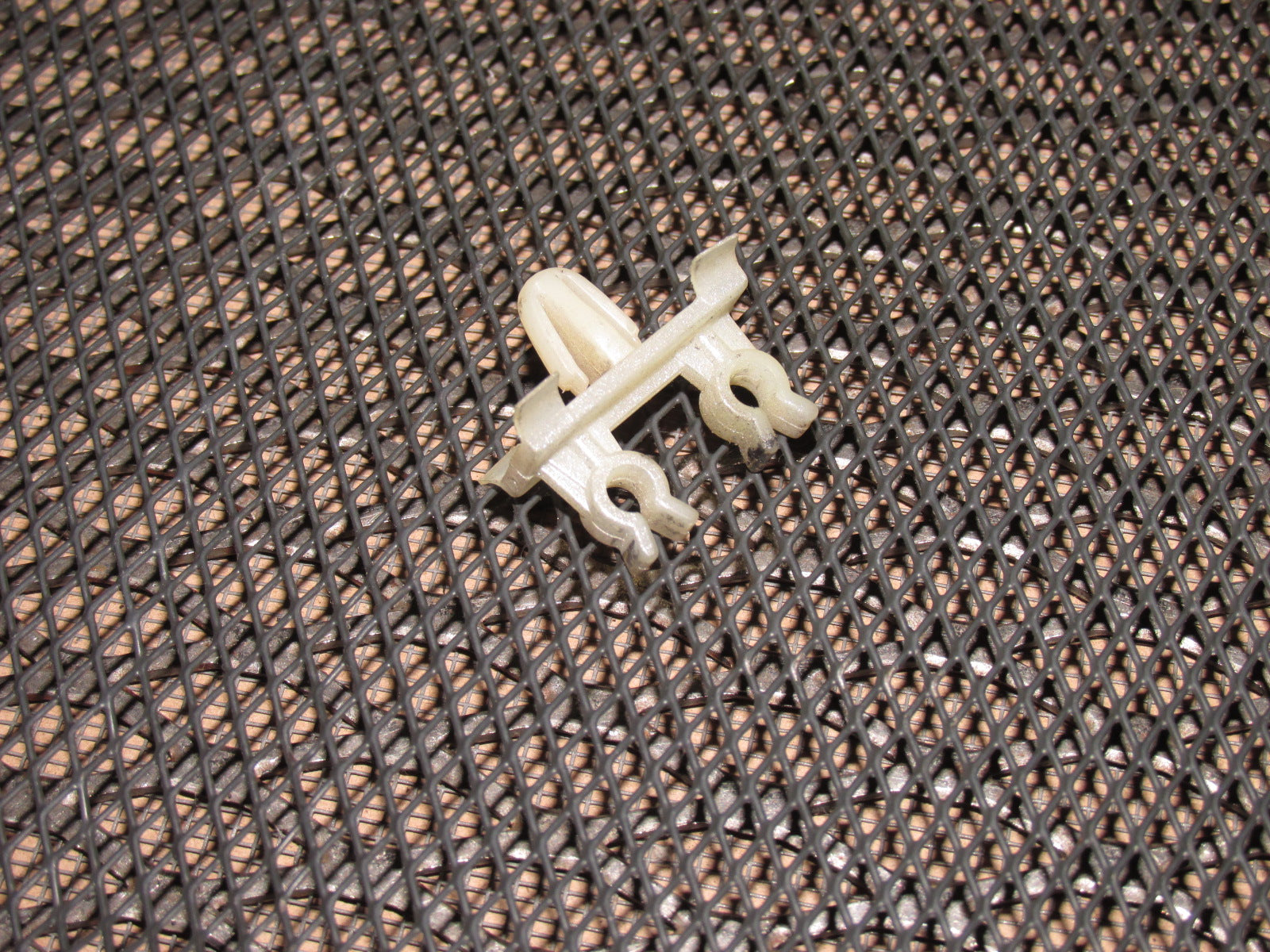 87 88 89 Chrysler Conquest OEM Door Linkage Holder Retainer Clip