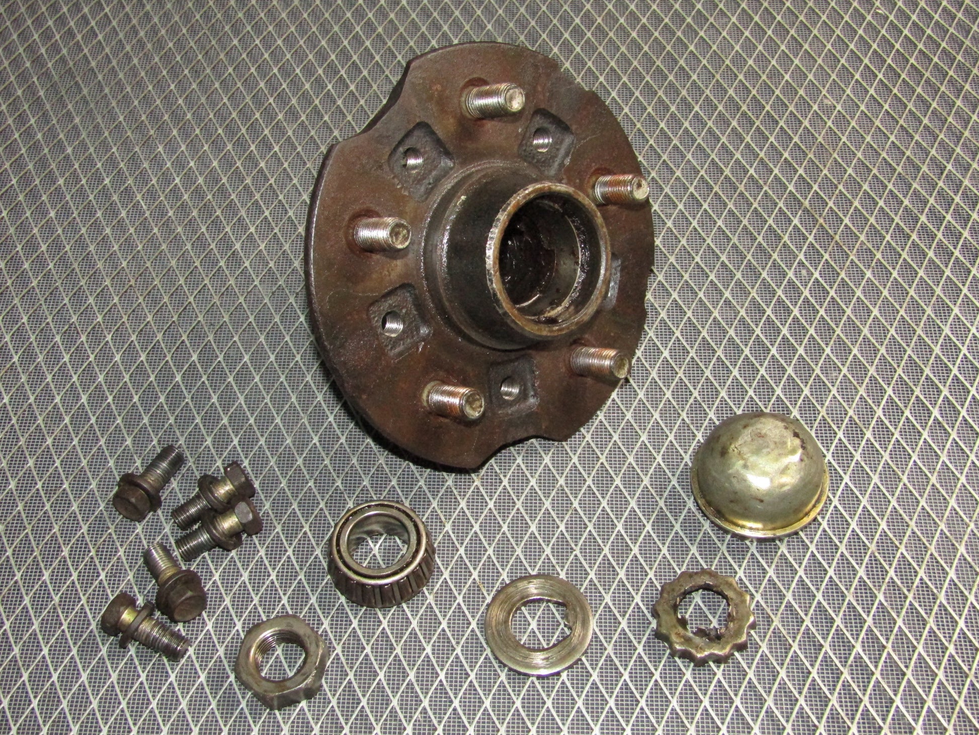 87-91 Toyota Crown Royal Saloon OEM Wheel Hub - Front