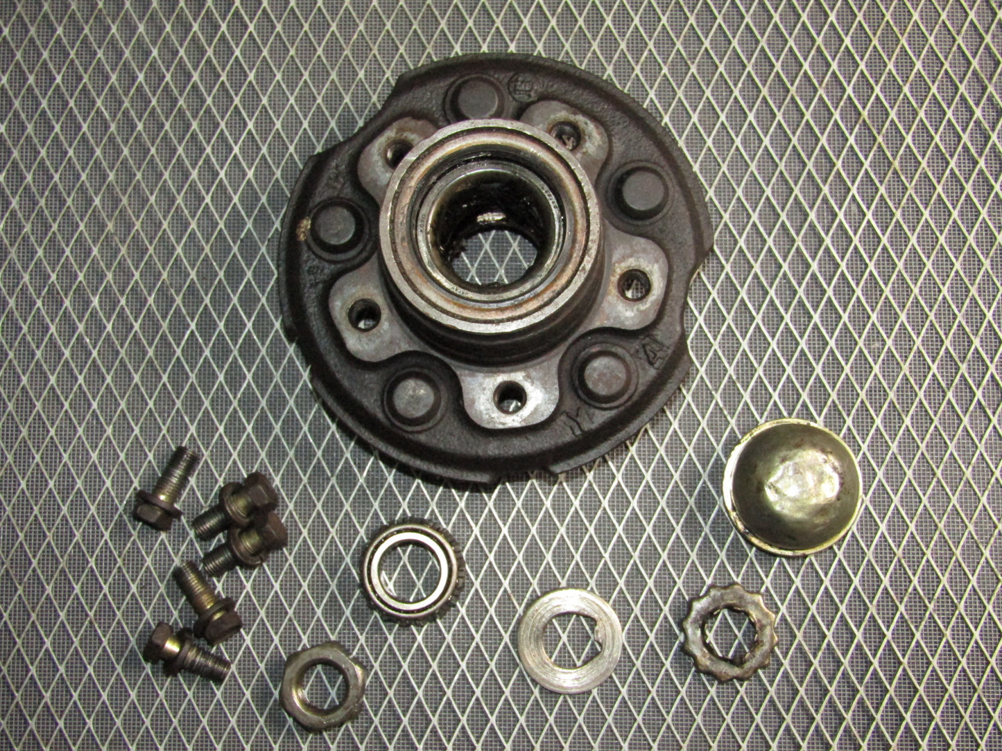 87-91 Toyota Crown Royal Saloon OEM Wheel Hub - Front