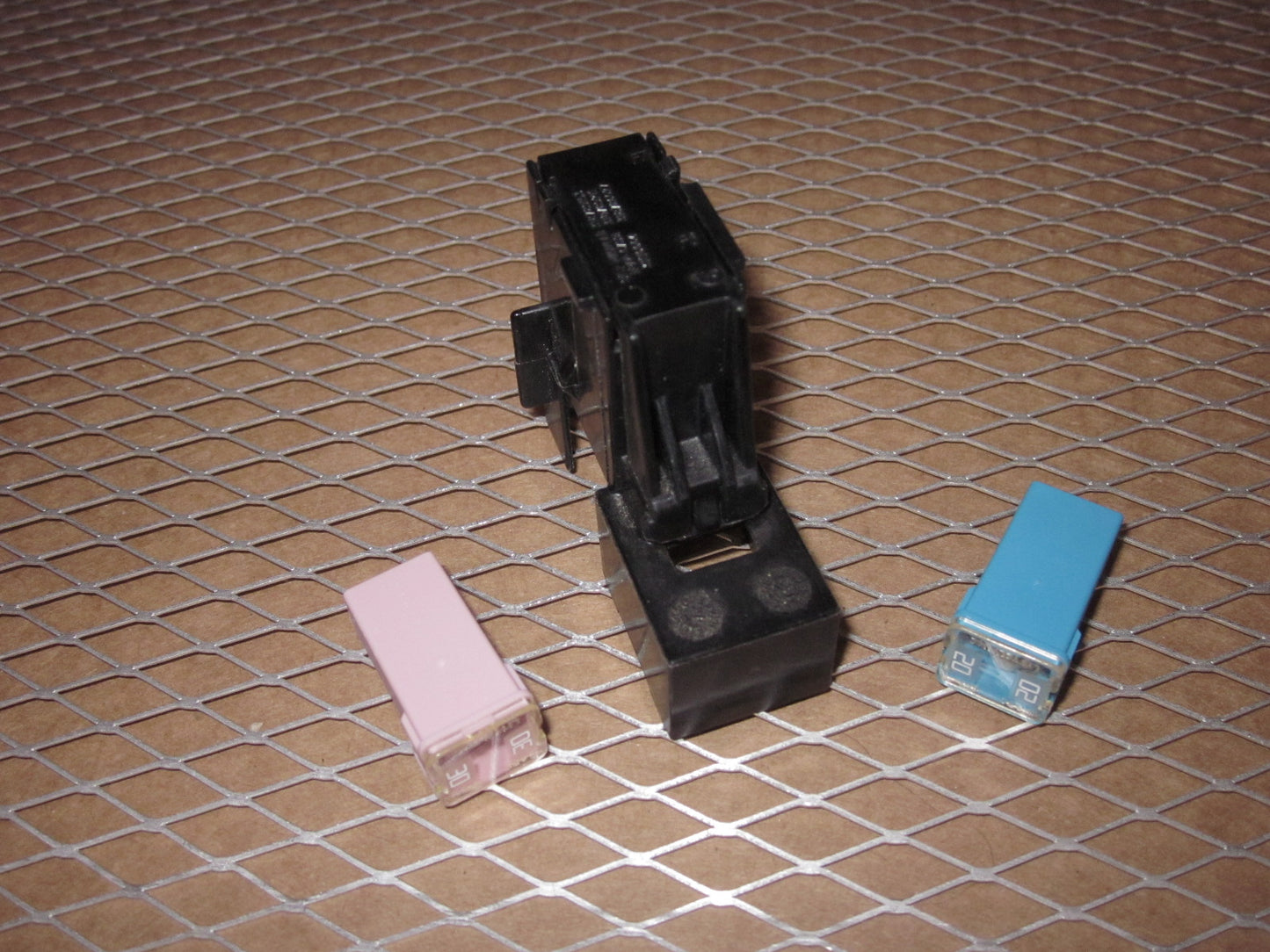 Volvo Fuse Holder 20A & 30A Fuse